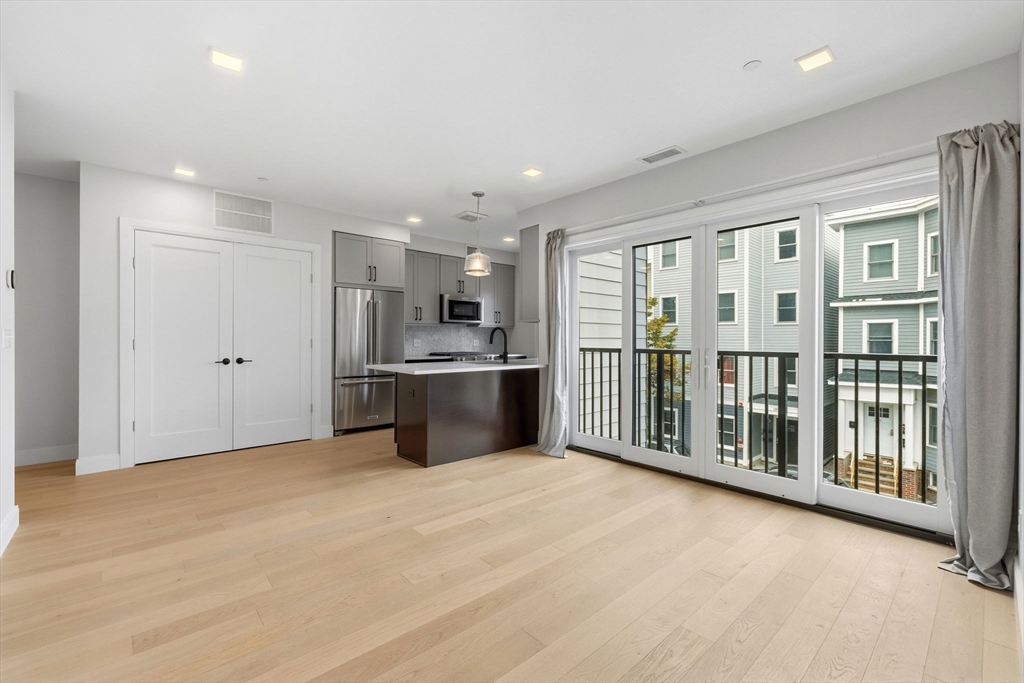 287 Maverick St U202