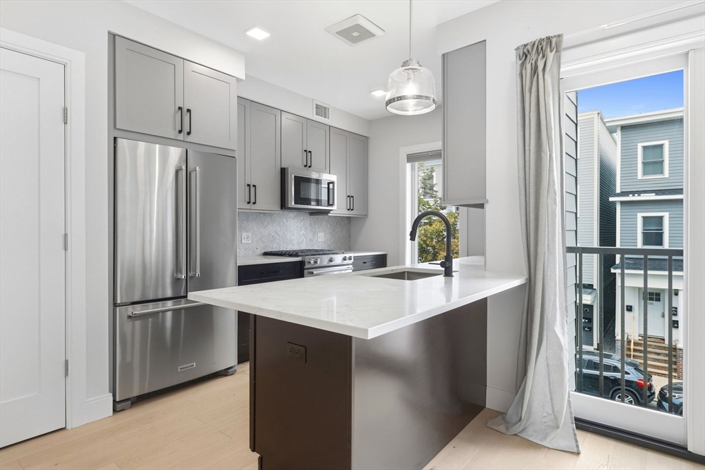287 Maverick St U202