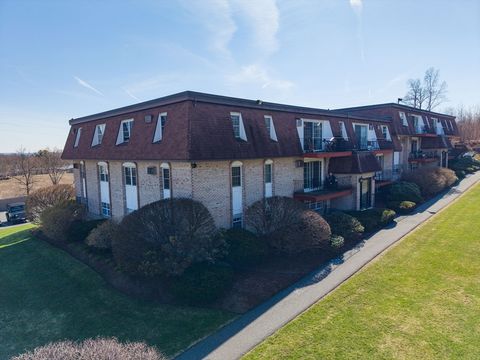 Photo of 24 Williamsburg Ct #21, Shrewsbury, MA 01545 (MLS # 73499744)