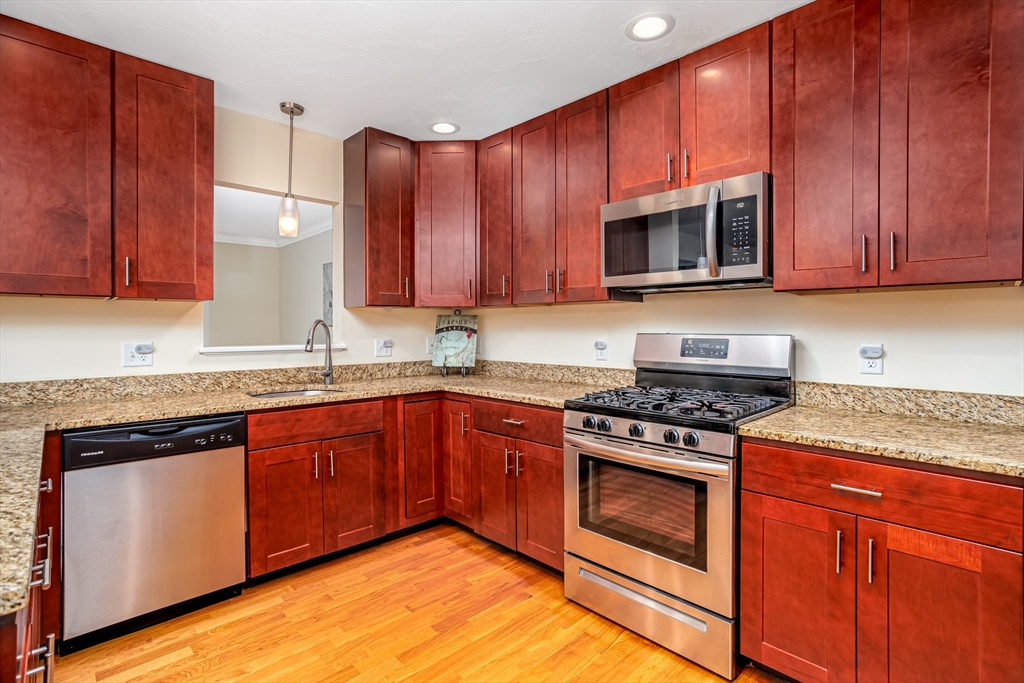 1221 Hazelwood Way 1221