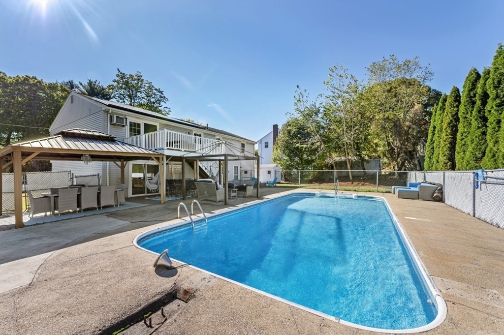 Saugus, Massachusetts 01906, United States, 4 Bedrooms Bedrooms, ,2 BathroomsBathrooms,Residential,Active,232055