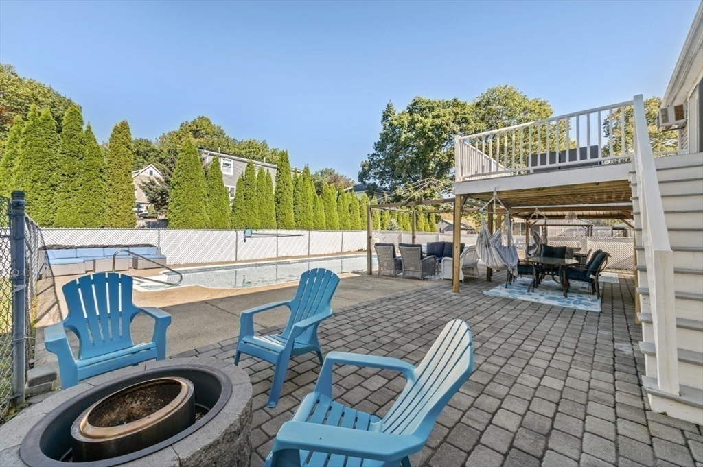 Saugus, Massachusetts 01906, United States, 4 Bedrooms Bedrooms, ,2 BathroomsBathrooms,Residential,Active,232055