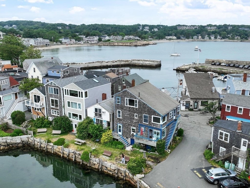 13 Bearskin Neck