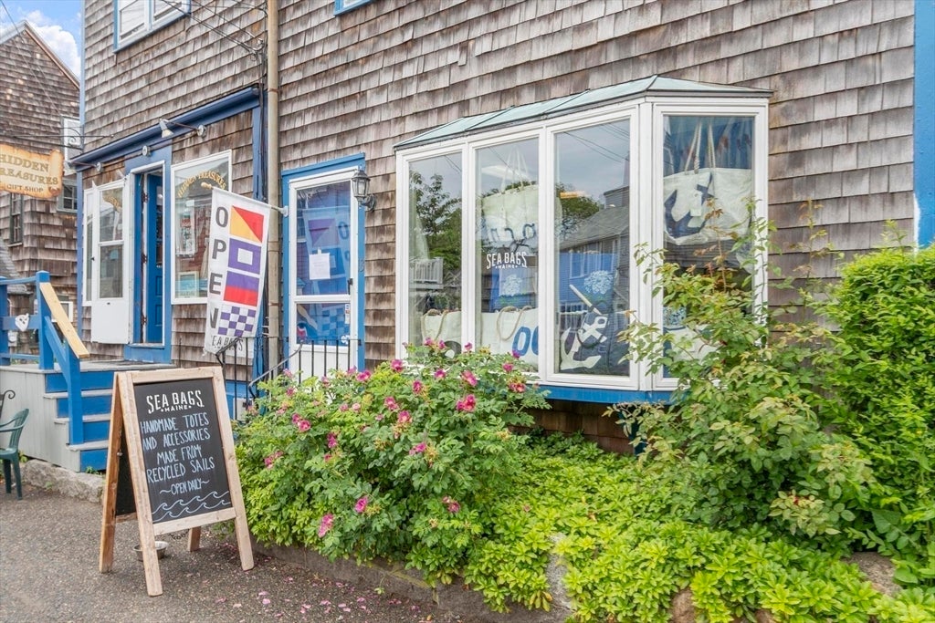 13 Bearskin Neck