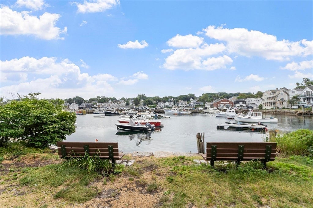 13 Bearskin Neck