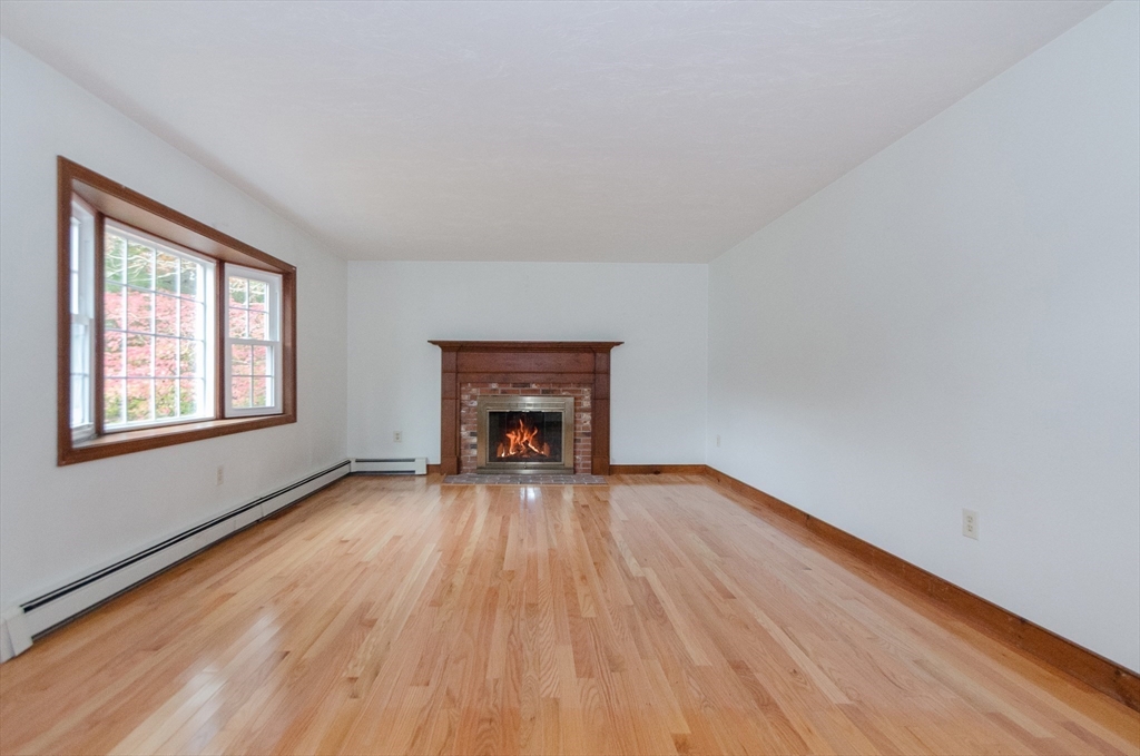 Marion, Massachusetts 02738, United States, 4 Bedrooms Bedrooms, ,2 BathroomsBathrooms,Residential,Active,240804