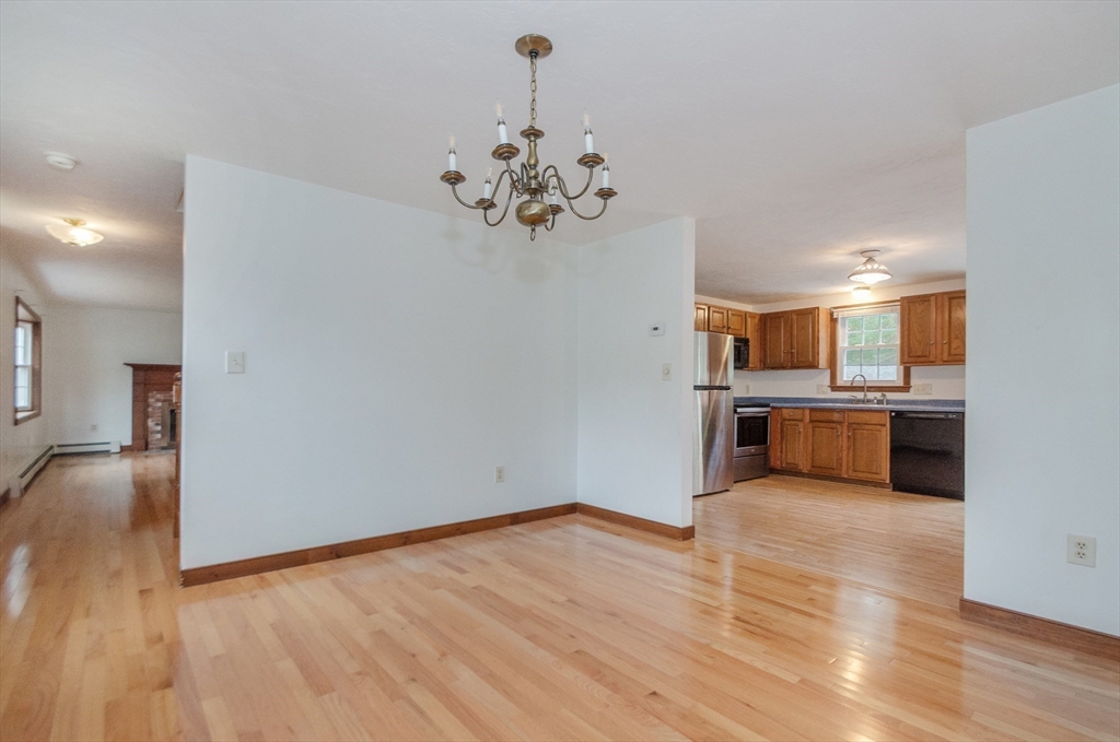 Marion, Massachusetts 02738, United States, 4 Bedrooms Bedrooms, ,2 BathroomsBathrooms,Residential,Active,240804