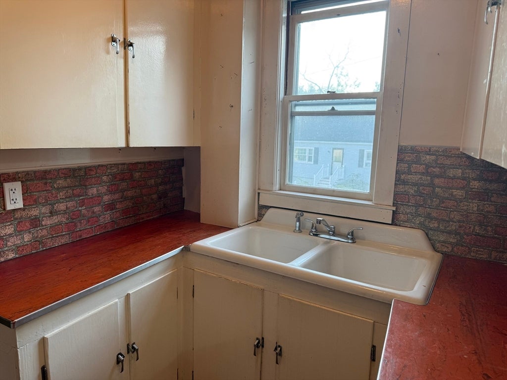 160 Hampshire St, Lowell, MA Photo #8