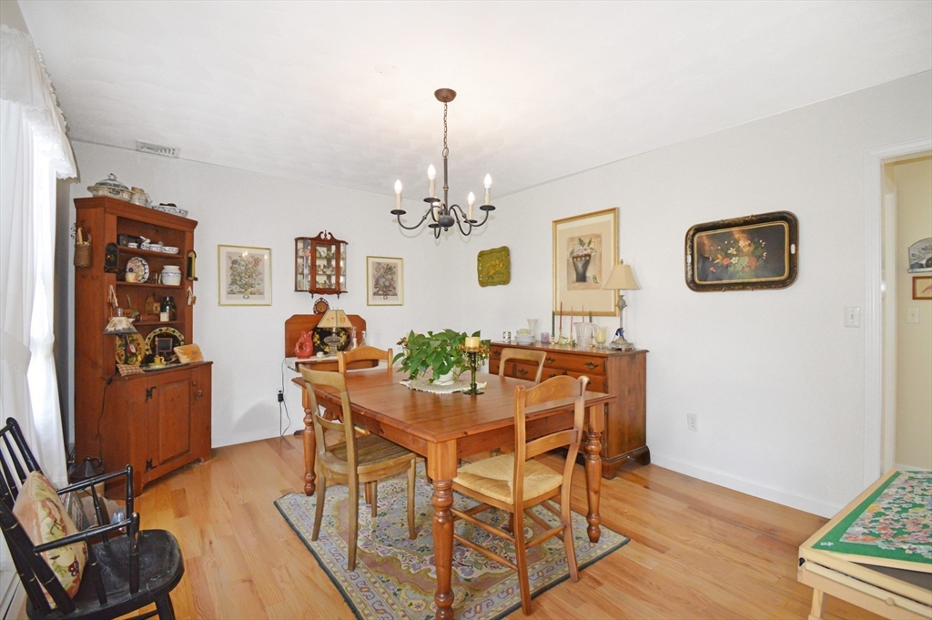 27 Hamlet Ct