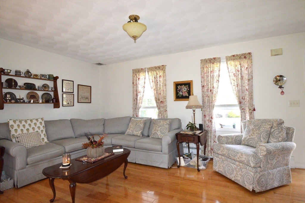 27 Hamlet Ct