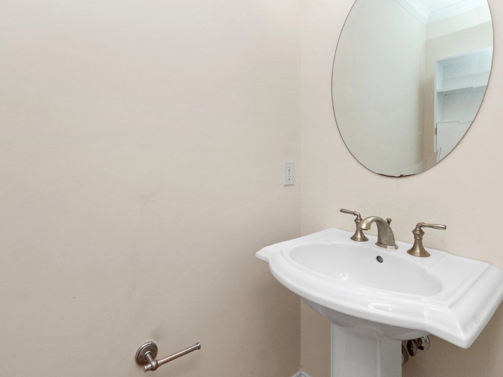 35 Hiawatha Avenue, Waltham, MA Photo #15