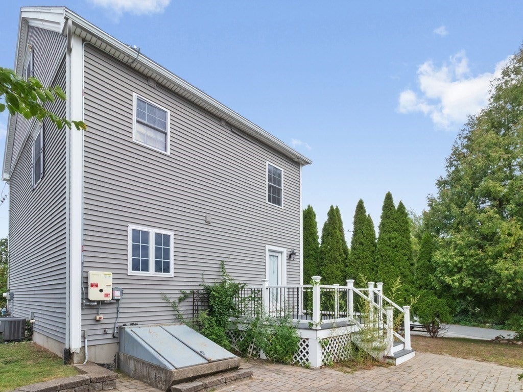 35 Hiawatha Avenue, Waltham, MA Photo #33