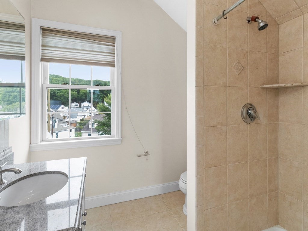 35 Hiawatha Avenue, Waltham, MA Photo #25