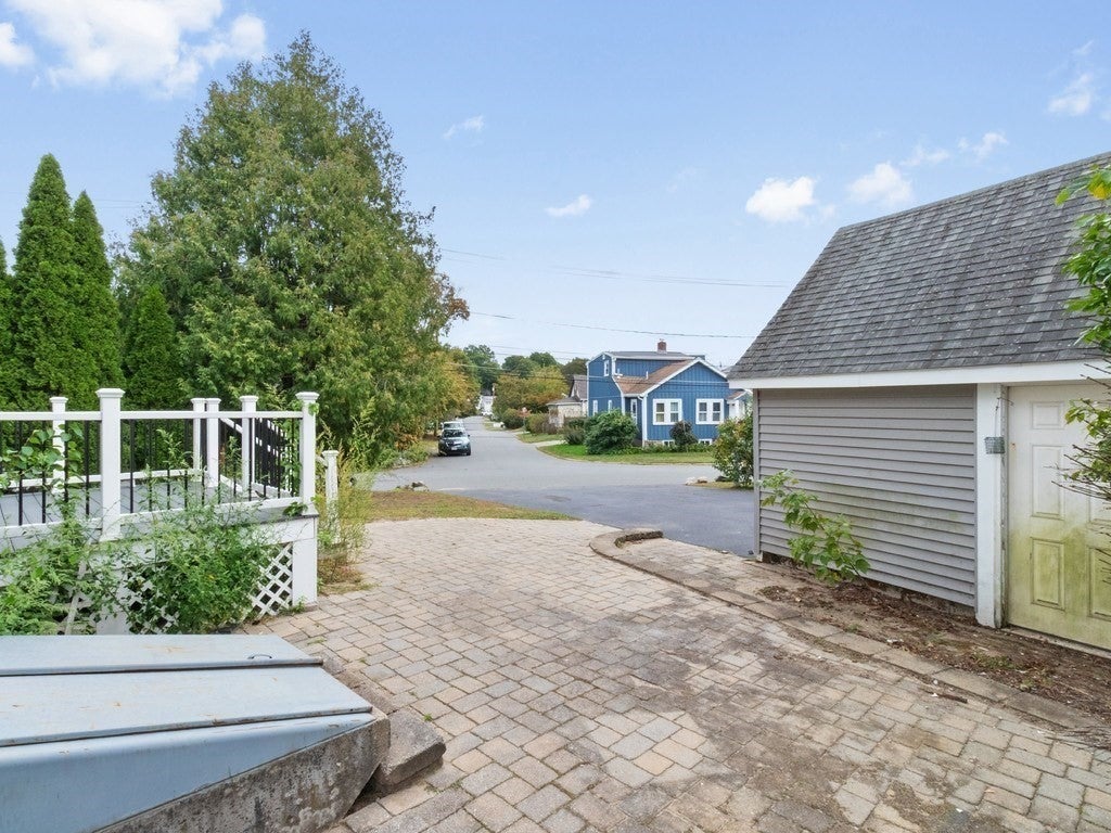 35 Hiawatha Avenue, Waltham, MA Photo #31