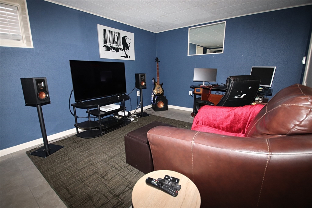 Saugus, Massachusetts 01906, United States, 3 Bedrooms Bedrooms, ,2 BathroomsBathrooms,Residential,Pending,6371