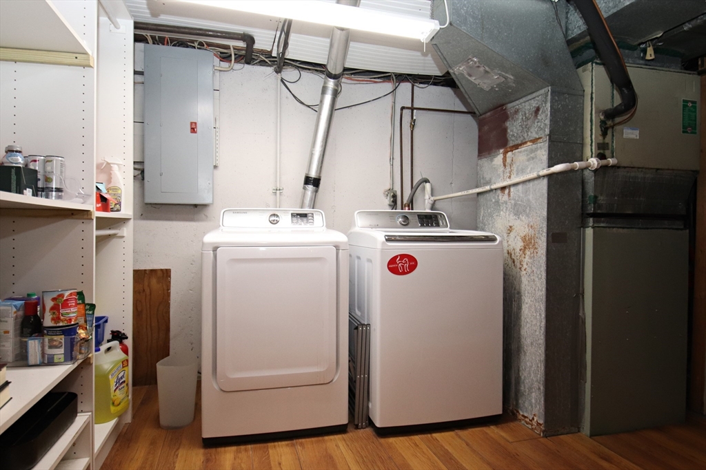 Saugus, Massachusetts 01906, United States, 3 Bedrooms Bedrooms, ,2 BathroomsBathrooms,Residential,Pending,6371