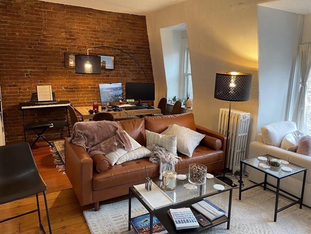 Click for 25 E. Concord St #4, Boston, MA slideshow