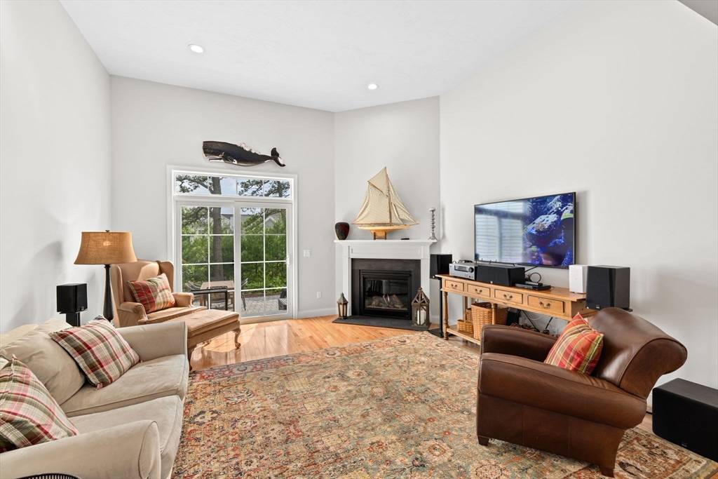 24 Meadowbrook Dr
