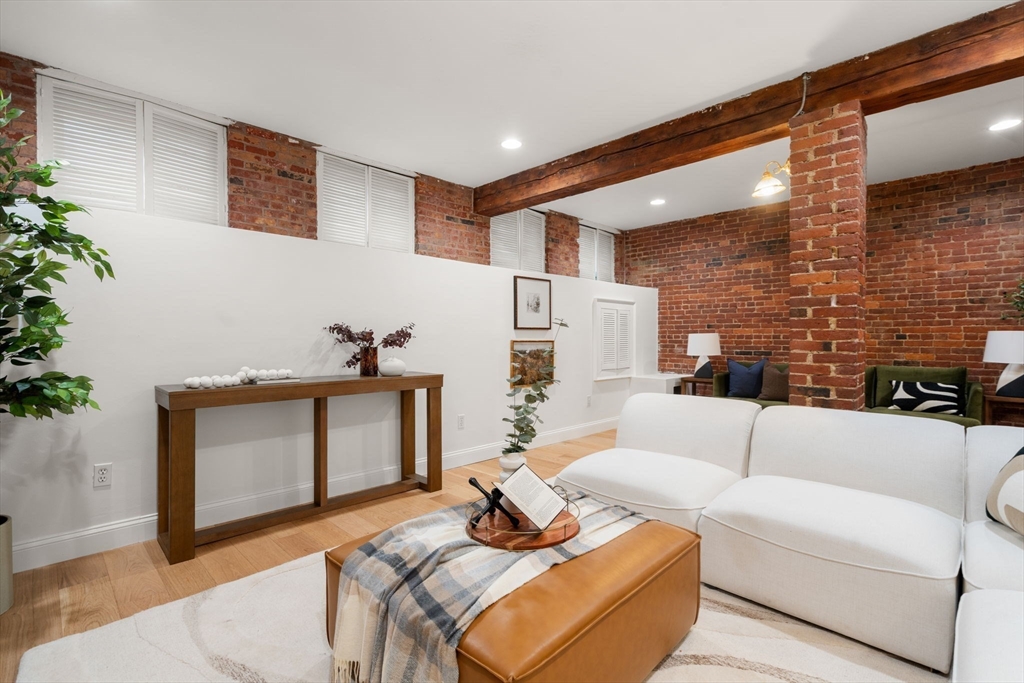 39 Kent St B