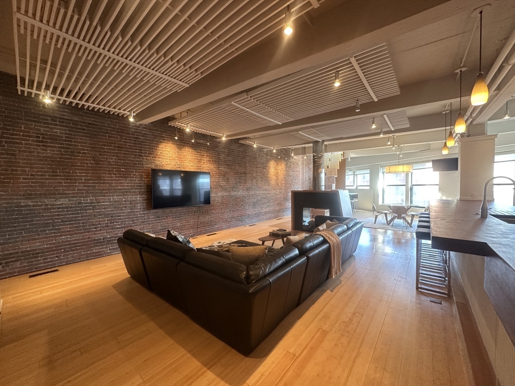 90 N Washington Street 5