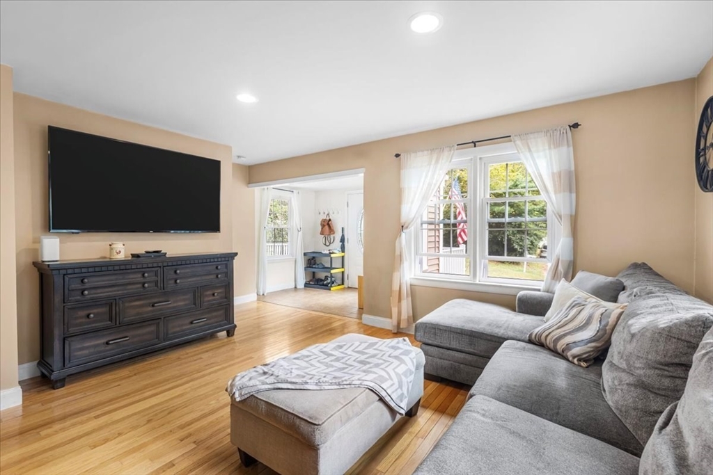 20 Cooks Ln, Bellingham, MA Photo #5