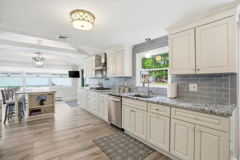 8 Lewis Park Dr S