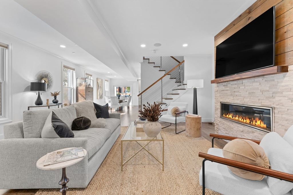 333 W 3rd St