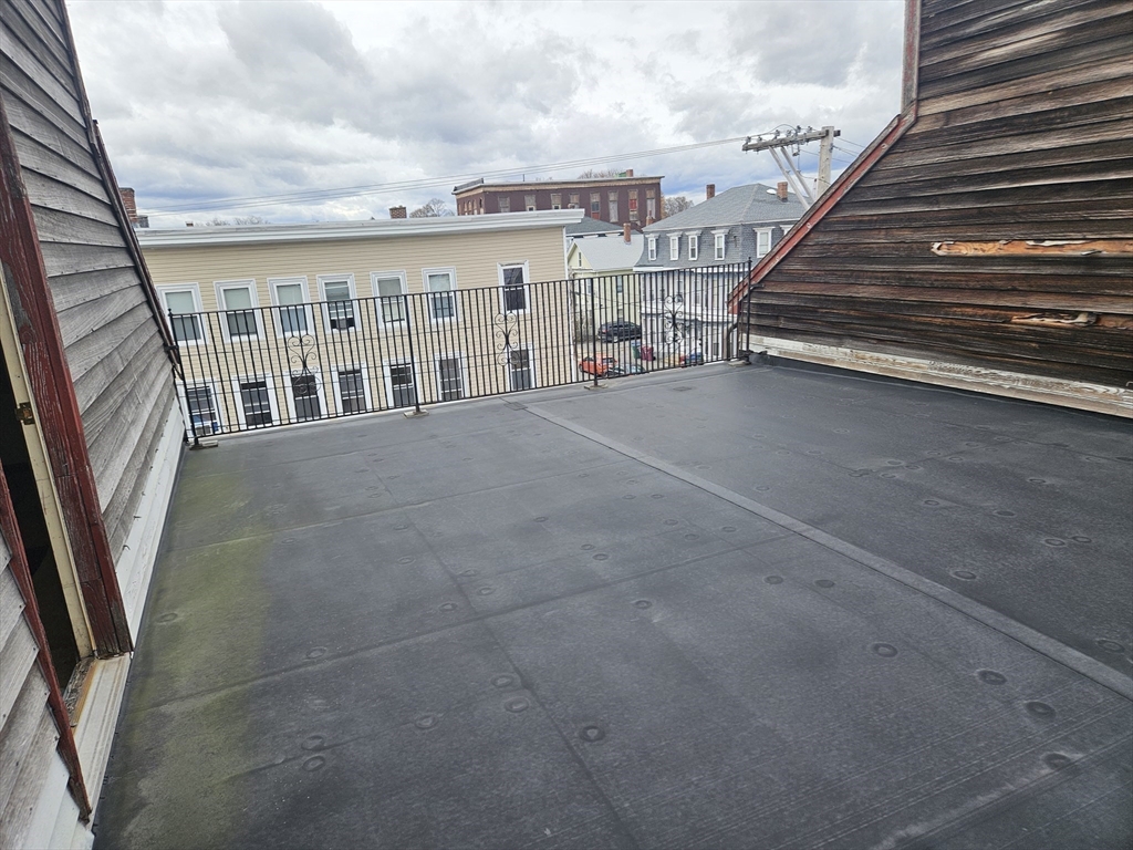 Lowell, Massachusetts 01851, United States, 2 Bedrooms Bedrooms, ,2 BathroomsBathrooms,Residential,Active,254172