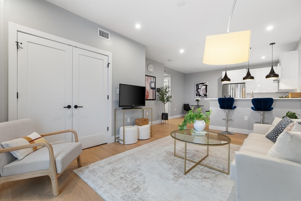 60 Cross St, East 103