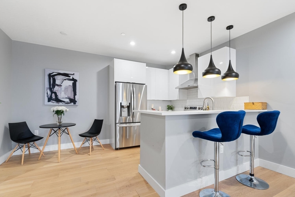 60 Cross St, East 103