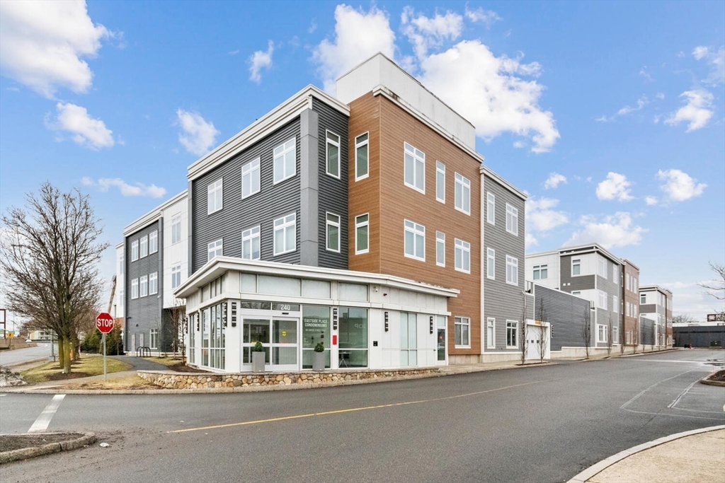 60 Cross St, East 103