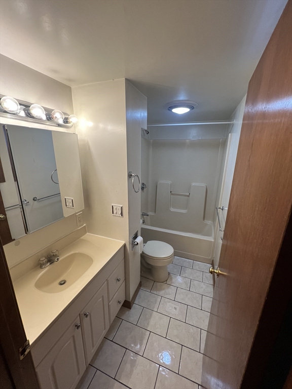 Fall River, Massachusetts 02724, United States, 4 Bedrooms Bedrooms, ,3 BathroomsBathrooms,Residential,Active,235233