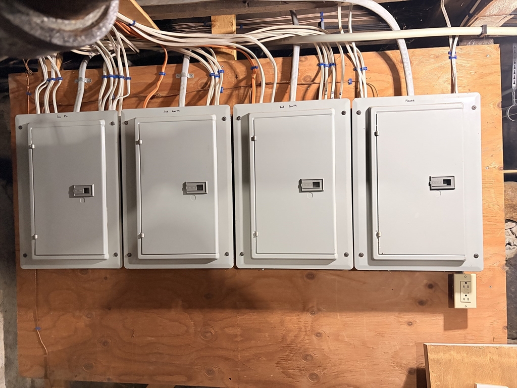 Fall River, Massachusetts 02724, United States, 4 Bedrooms Bedrooms, ,3 BathroomsBathrooms,Residential,Active,235233