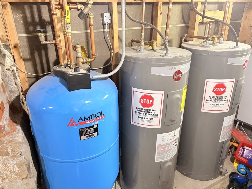 Fall River, Massachusetts 02724, United States, 4 Bedrooms Bedrooms, ,3 BathroomsBathrooms,Residential,Active,235233