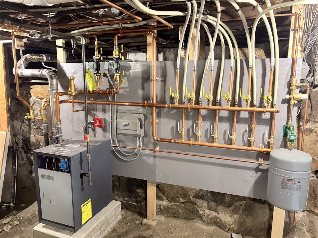 Fall River, Massachusetts 02724, United States, 4 Bedrooms Bedrooms, ,3 BathroomsBathrooms,Residential,Active,235233