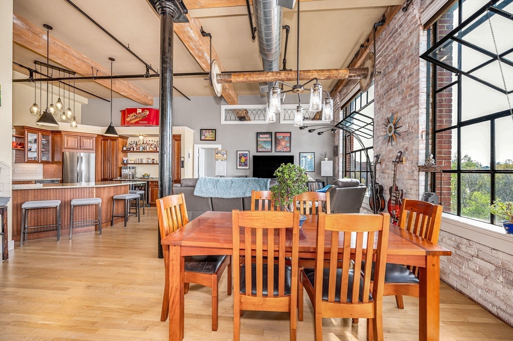 491 Dutton St 411