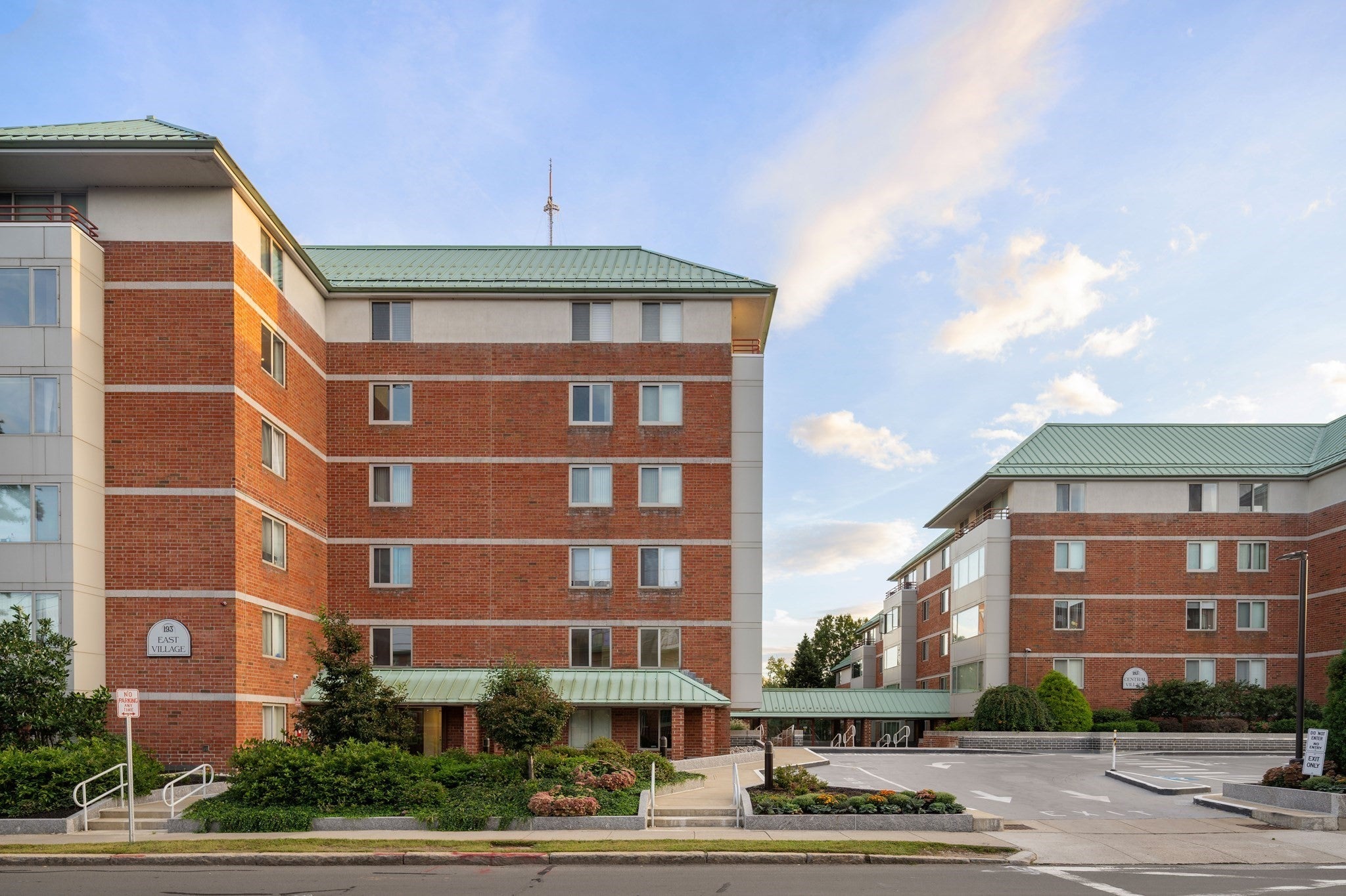 Photo of 193 Oak St, Newton, MA