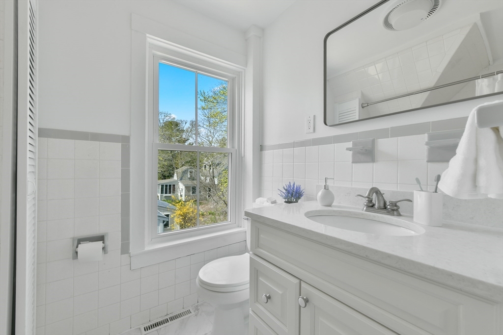 Barnstable, Massachusetts 02635, United States, 4 Bedrooms Bedrooms, ,3 BathroomsBathrooms,Residential,Active,114547