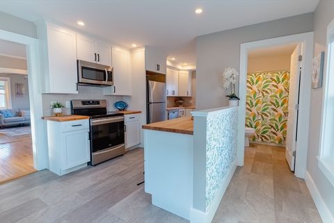 20 Lincoln Ct Amesbury MA 01913