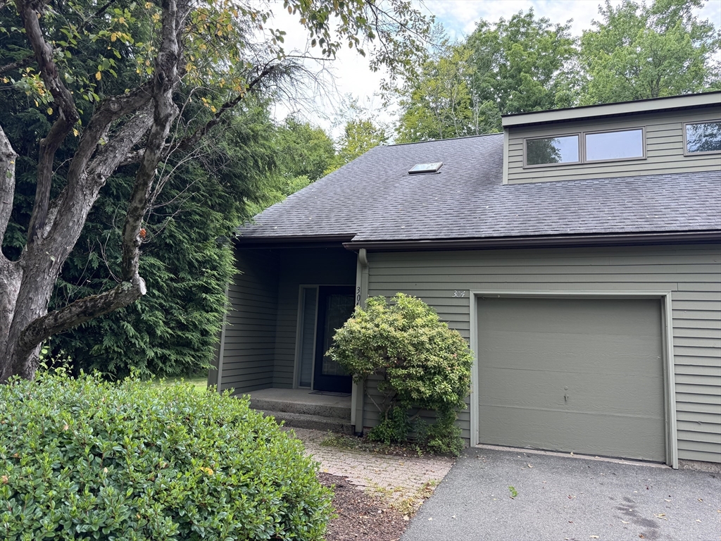 Photo 1 of 31 — 304 Fairway Village 304, Northampton, MA 01053