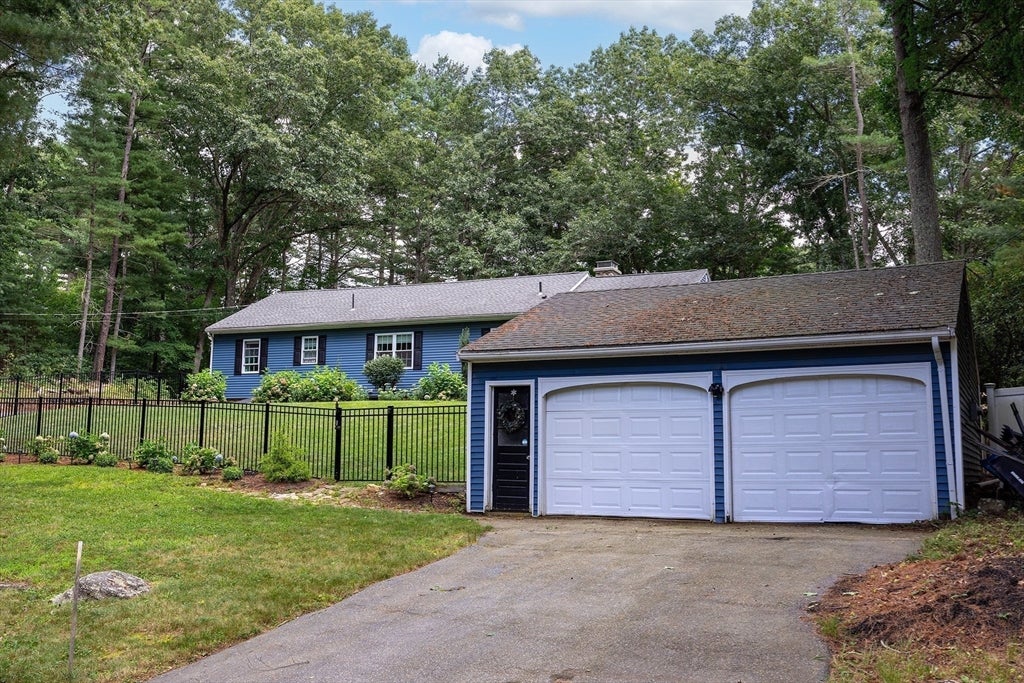 17 Gardner Ave, Sturbridge, MA Photo #2