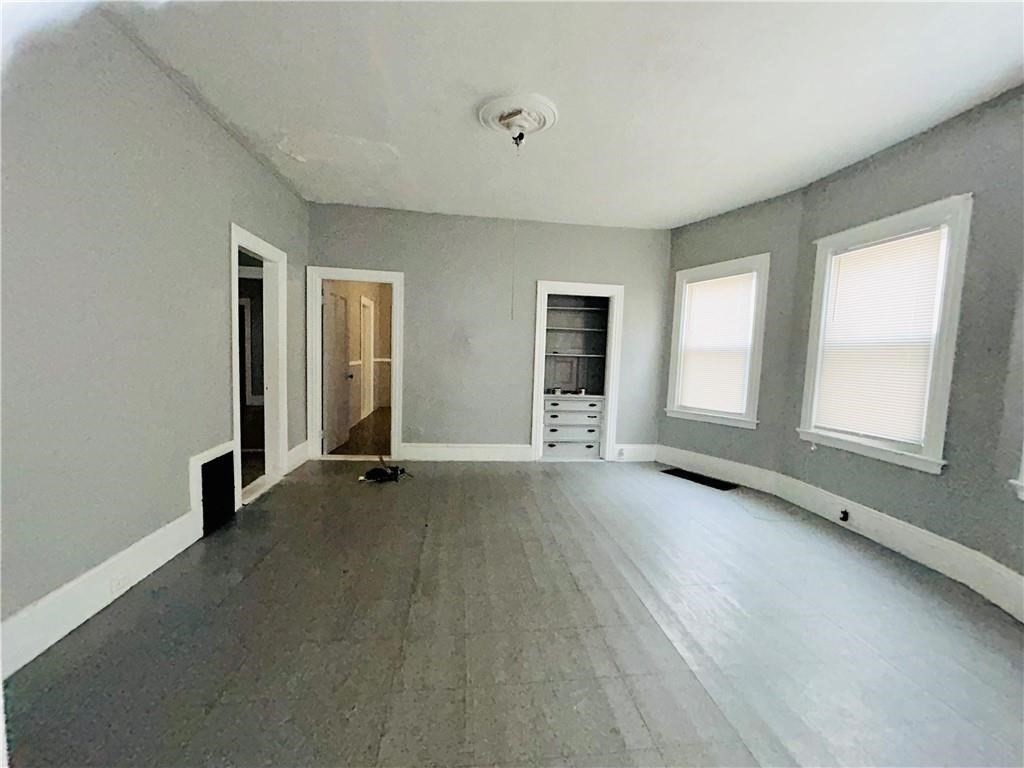 19 Emmett St