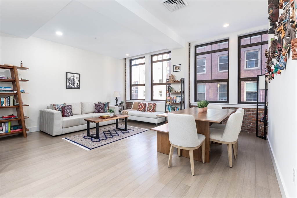 121-127 Portland St 303