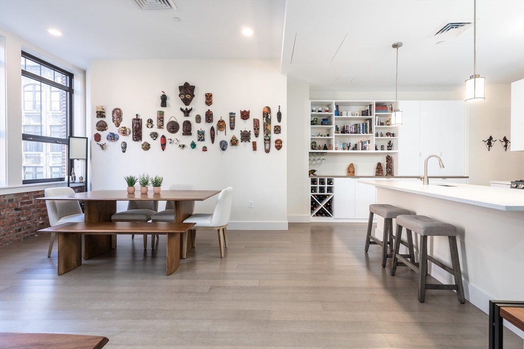 121-127 Portland St 303