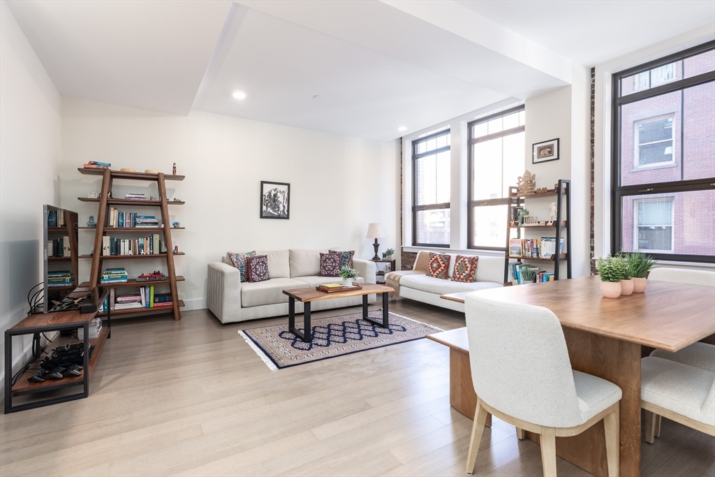 121-127 Portland St 303