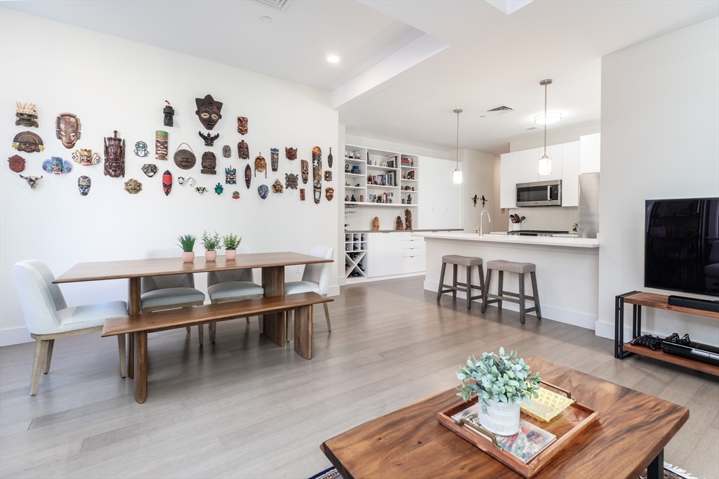 121-127 Portland St 303