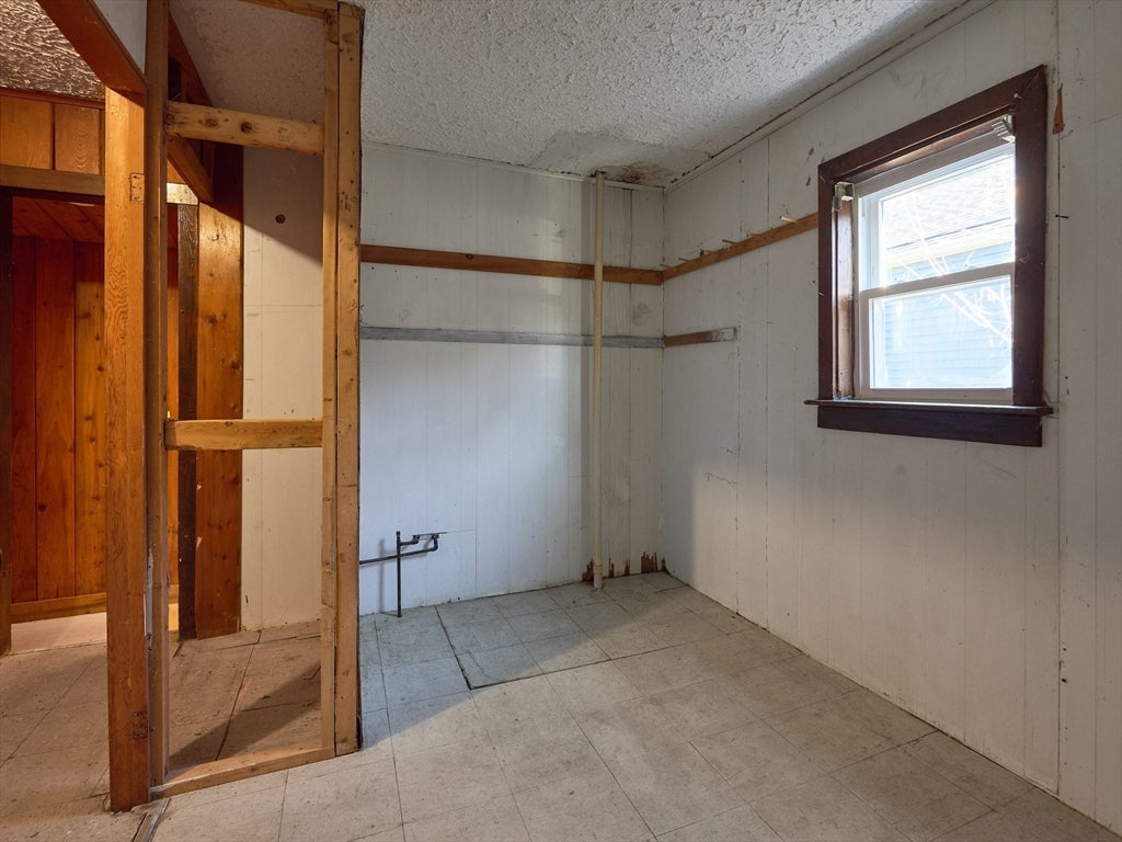 25 Stoneham Rd, Worcester, MA Photo #4