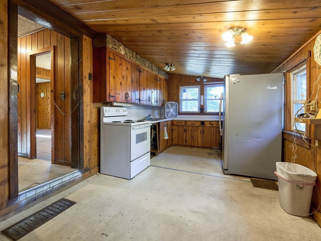 25 Stoneham Rd, Worcester, MA Photo #6