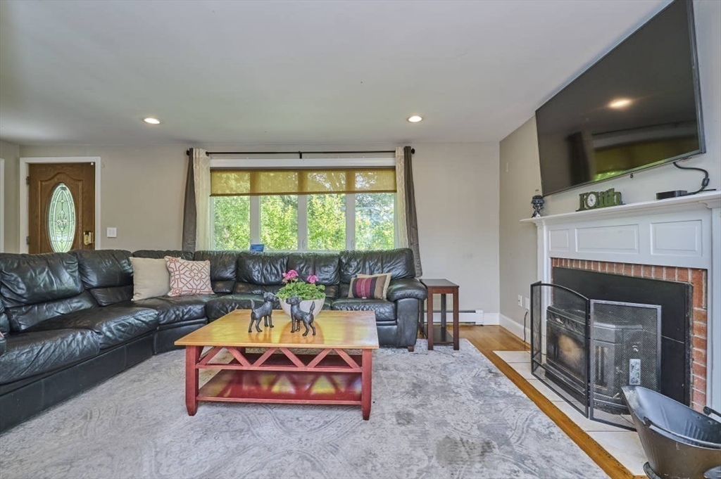 Billerica, Massachusetts 01821, United States, 3 Bedrooms Bedrooms, ,2 BathroomsBathrooms,Residential,Active,140185