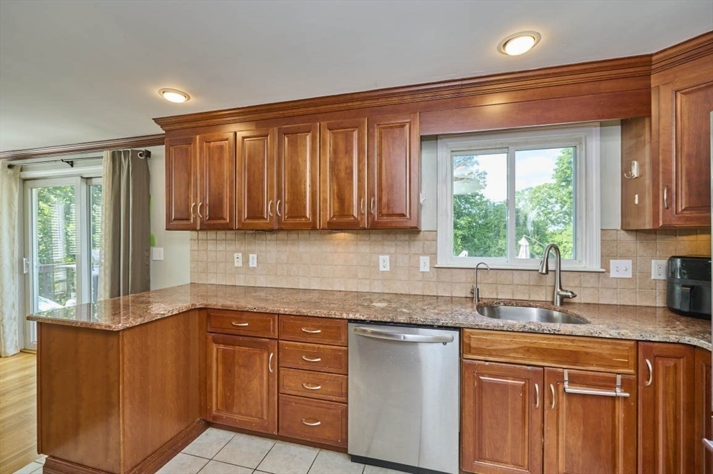 Billerica, Massachusetts 01821, United States, 3 Bedrooms Bedrooms, ,2 BathroomsBathrooms,Residential,Active,140185